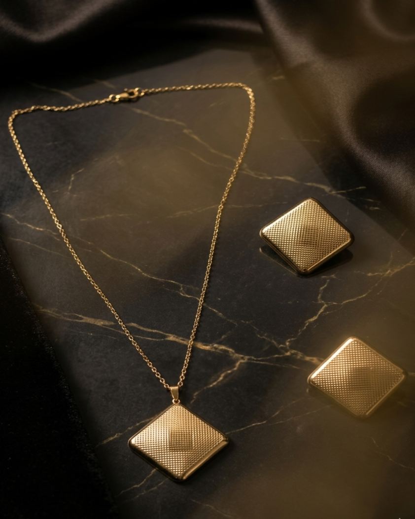 The Geometric Textured Gold Pendant Set🦋